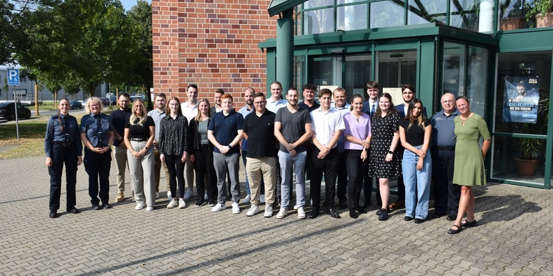 HZA-KR: Berufseinsteiger beim Hauptzollamt Krefeld - Foto: presseportal.de