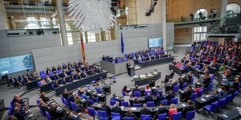 Der früherer Bundesminister Gerhart Baum appellierte, die Demokratie tatkräftig zu verteidigen. - Foto: Kay Nietfeld/dpa
