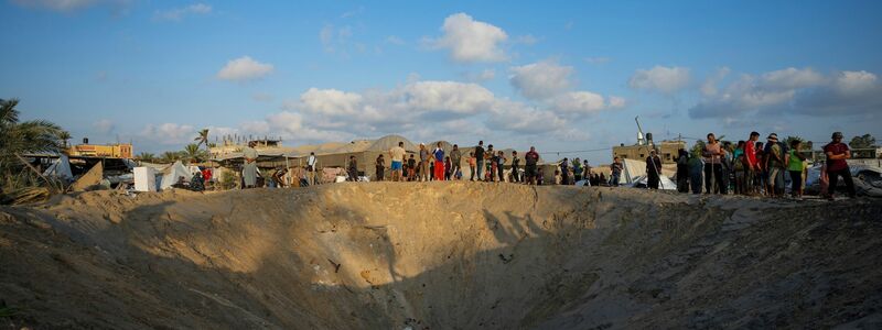 Krater am Ort des israelischen Luftangriffs - Foto: Abdel Kareem Hana/AP/dpa