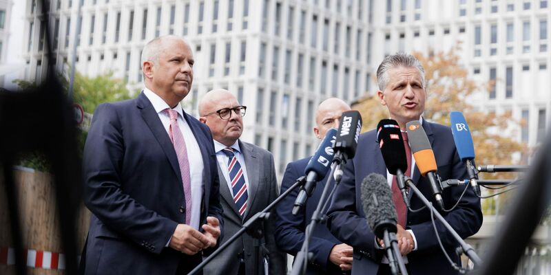 Der Parlamentarische Geschäftsführer der Unionsfraktion, Thorsten Frei (Mitte), sagte, die Ampel habe keine neuen Vorschläge zu Zurückweisungen an den Grenzen gemacht.   - Foto: Carsten Koall/dpa