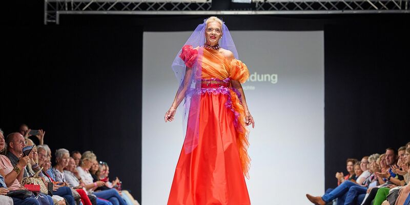 Die Designerinnen wollen mutigere Mode für ältere Semester. - Foto: Ludwig Schedl/Pensionist*innenklub Wien/dpa