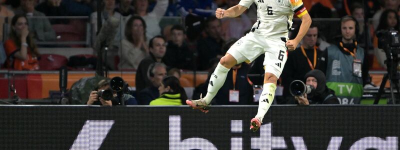 Jamal Musiala (l) glänzte zuletzt auch wieder in den Länderspielen, hier beim 2:2 gegen die Niederlande. - Foto: Federico Gambarini/dpa