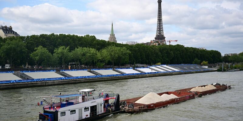 Keine Filmszene, sondern ein Foto aus dem Sommer während Olympia. Ein Schiff passiert Tribünen, im Hintergrund ist der Eiffelturm zu sehen. Im Netflix-Hit «Im Wasser der Seine» treibt dagegen ein Hai sein Unwesen im Pariser Gewässer. (Archivbild) - Foto: Sina Schuldt/dpa