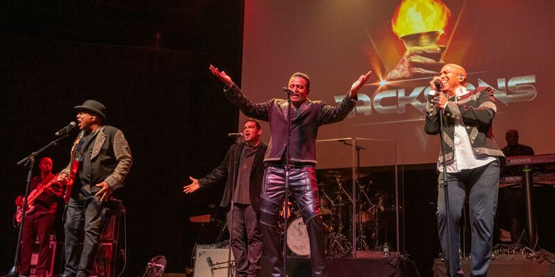 Als The Jackson Five wurden die Brüder berühmt, darunter auch Michael, der spätere King of Pop. Nun sind sie nur noch zu dritt und gaben als The Jacksons ihr einziges Deutschlandkonzert in München. - Foto: Peter Kneffel/dpa