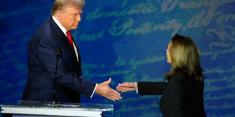 Handschlag zum Auftakt: Kamala Harris stellt sich Trump vor - Foto: Alex Brandon/AP/dpa