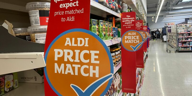 Die herkömmlichen britischen Supermärkte versuchen dem Discounter mit Niedrigpreis-Kampagnen entgegenzutreten. (Archivbild) - Foto: Christoph Meyer/dpa