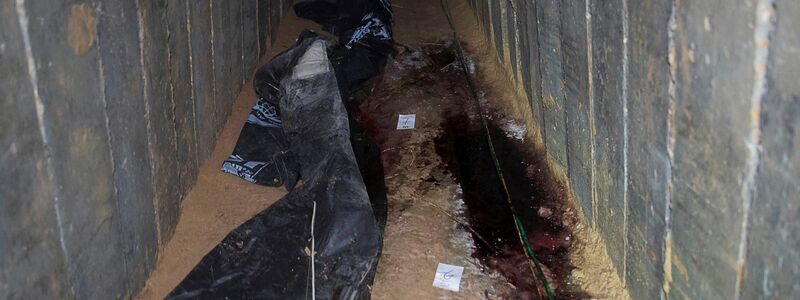 «Sie waren hier, über Wochen und Monate, in diesem Tunnel ohne Luft, in dem man nicht aufrecht stehen kann», sagte Hagari. - Foto: Uncredited/Israel Defense Forces/AP/dpa