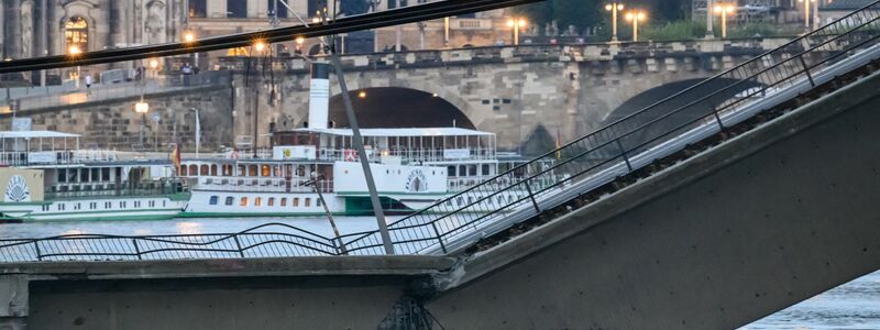 Auf einer Länge von etwa 100 Metern ist ein Teil der Brücke eingestürzt. - Foto: Robert Michael/dpa