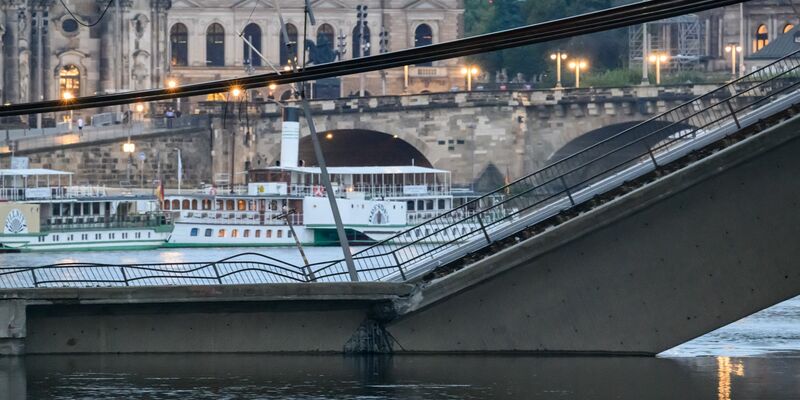 Teile der Carolabrücke über der Elbe sind eingestürzt. - Foto: Robert Michael/dpa