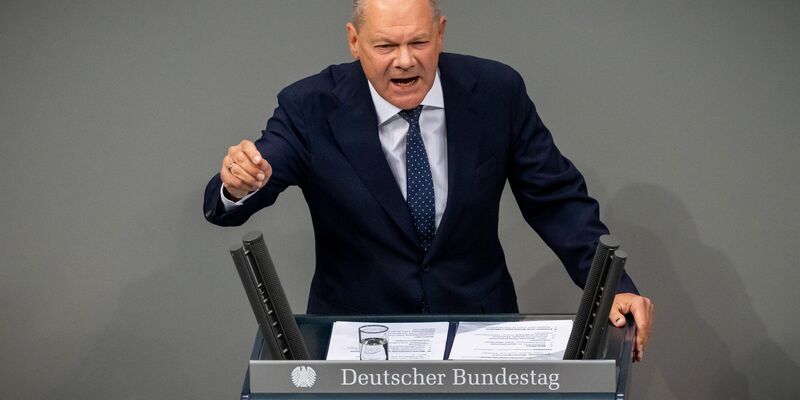 Bundeskanzler Oaf Scholz (SPD) grenzt sich in seiner Rede bei der Generaldebatte stark von der AfD ab.  - Foto: Michael Kappeler/dpa