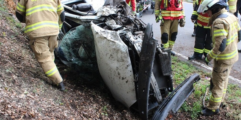 POL-RBK: Kürten - 21-Jähriger kollidiert mit einem Baum und verletzt sich schwer - Foto: presseportal.de