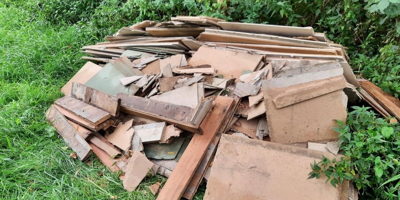 POL-SE: Pinneberg - Unzulässige Ablagerung von Dämm- und Trockenbauplatten - Zeugen gesucht - Foto: presseportal.de