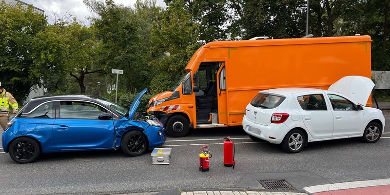 POL-RBK: Bergisch Gladbach - Verkehrsunfall mit drei beteiligten Fahrzeugen - Zwei Personen leicht verletzt - Foto: presseportal.de