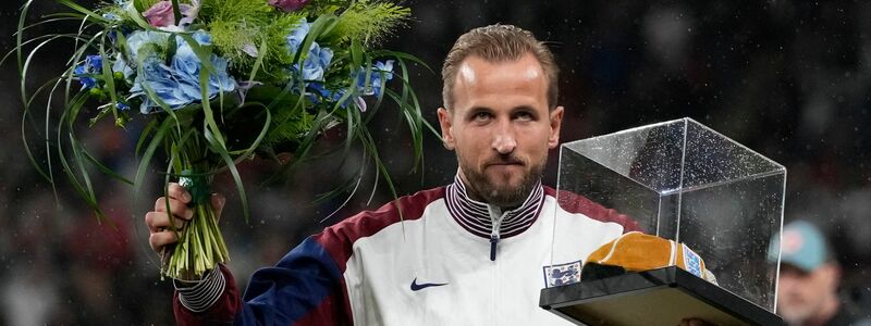 Harry Kane bekam vor seinem Jubiläumsspiel eine goldene Kappe überreicht.  - Foto: Frank Augstein/AP/dpa