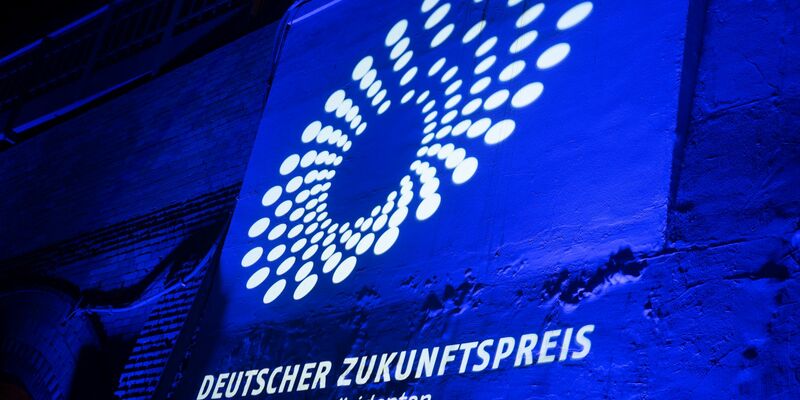 Mit dem Deutschen Zukunftspreis zeichnet der Bundespräsident Einzelpersonen oder Gruppen für eine hervorragende technische, ingenieur- oder naturwissenschaftliche Innovation aus. (Archivbild) - Foto: Christophe Gateau/dpa