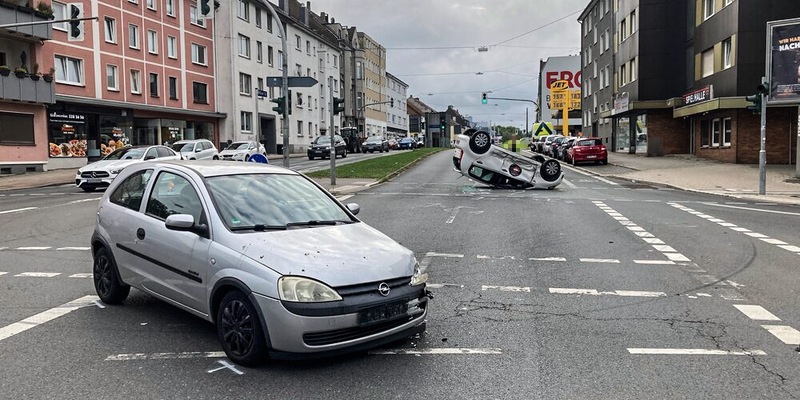 POL-BO: Zusammenstoß im Kreuzungsbereich: Auto landet auf dem Dach - Foto: presseportal.de