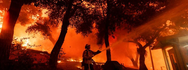 Im Süden Kaliforniens kämpfen die Einsatzkräfte gegen Feuer. - Foto: Etienne Laurent/AP/dpa