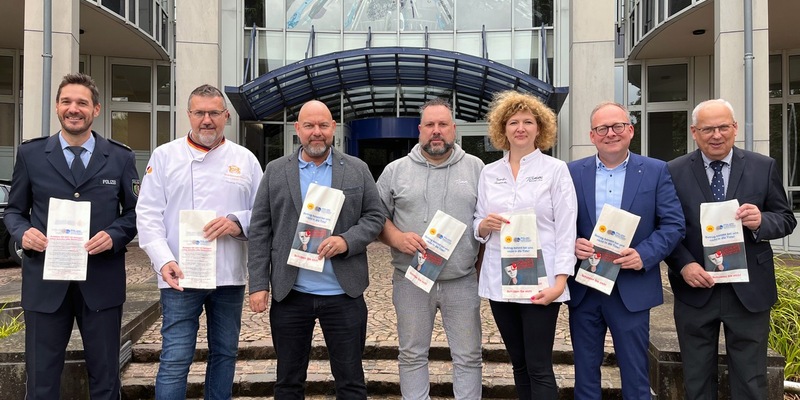 POL-HSK: Betrugsprävention im HSK: Brötchentüten mit Tipps gegen Betrugsmaschen - Foto: presseportal.de