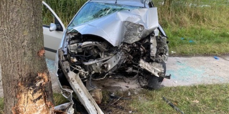 POL-CUX: Schwerer Verkehrsunfall auf der Heerstraße in Cuxhaven-Altenbruch - Fahrzeugführerin prallt mit ihrem PKW gegen Baum - Rettungshubschrauber im Einsatz (Lichtbild in der Anlage) - Foto: presseportal.de