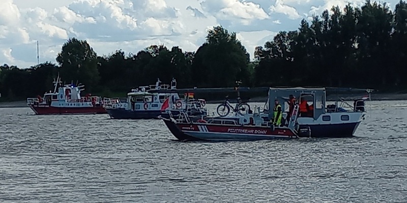 FW-BN: Feuerwehr Bonn sichert manövrierunfähige Motorsegelyacht auf dem Rhein - Foto: presseportal.de
