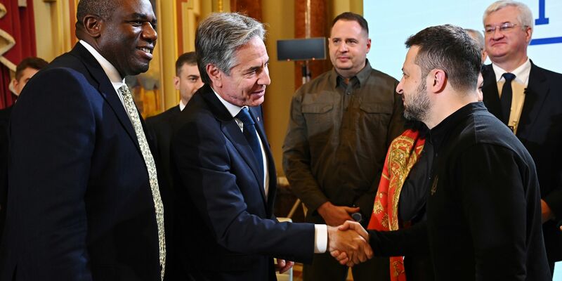 US-Außenminister Antony Blinken versichert in Kiew einmal mehr, dass Washington sich dem Sieg der Ukraine im russischen Angriffskrieg verpflichtet sehe. - Foto: Leon Neal/Pool Getty Images Europe/AP/dpa