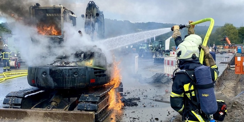 FW-MK: Bagger brannte in voller Ausdehnung - Foto: presseportal.de