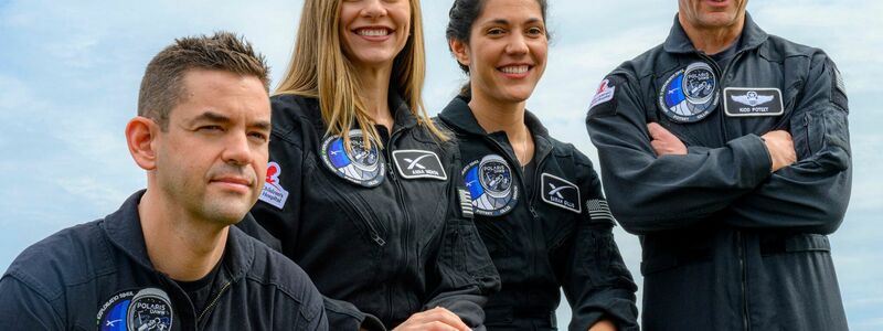 Die vier Crewmitglieder noch vor ihrem Ausflug ins All von links nach rechts: Jared Isaacman (l-r), Tech-Unternehmer, Anna Menon und Sarah Gillis, SpaceX-Mitarbeiterinnen, und Scott Poteet, pensionierter Oberstleutnant der Air Force. (Archivbild) - Foto: John Kraus/Polaris/AP/dpa