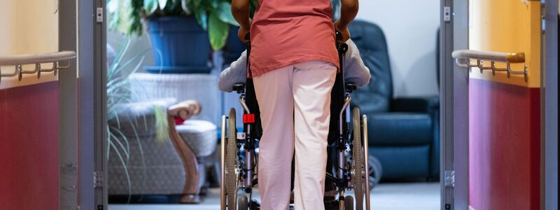 In der Pflege und im Sozialen nimmt die sozialversicherungspflichtige Beschäftigung in Deutschland weiterhin zu. (Archivbild) - Foto: Marijan Murat/dpa