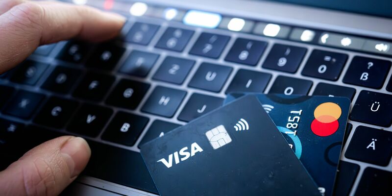 Derzeit kommt es zu Problemen bei der Zahlung mit bestimmten Debit- und Kreditkarten (Archivfoto). - Foto: Sina Schuldt/dpa