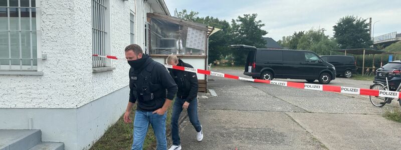 Ein Spürhund kommt zum Einsatz am Vereinssitz des Islamischen Zentrums in Fürstenwalde im Osten Brandenburgs. - Foto: Lutz Deckwerth/dpa