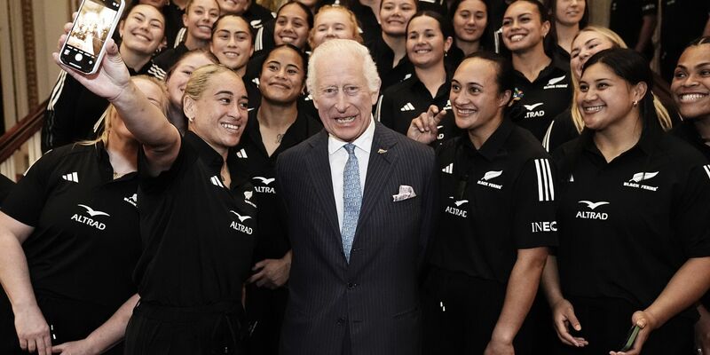 Der Monarch bekommt eine herzliche Umarmung. - Foto: Aaron Chown/PA Wire/dpa