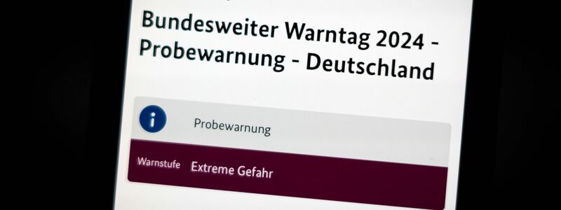 Erst kommt der Warnton. Dann ploppt eine Nachricht auf. Verbreitet wurde der Probealarm unter anderem über Warn-Apps wie Nina und Katwarn. - Foto: Sina Schuldt/dpa