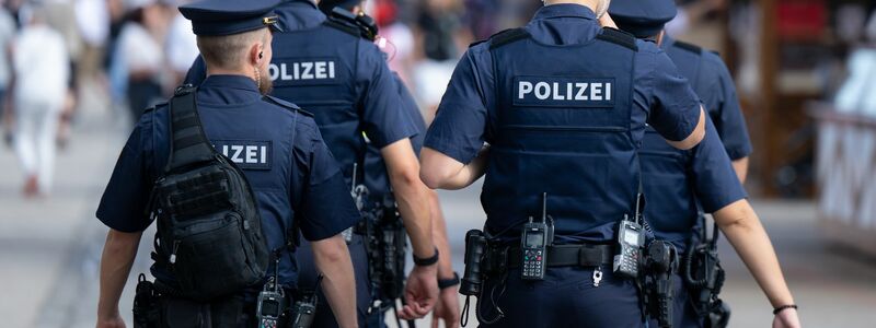 Hunderte Polizeibeamte sichern das Volksfest. (Archivbild) - Foto: Sven Hoppe/dpa