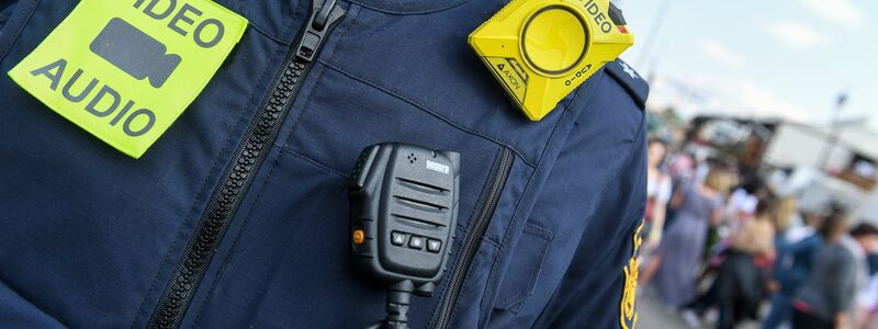 Beamte sind mit Bodycams unterwegs. (Archivbild) - Foto: Felix Hörhager/dpa