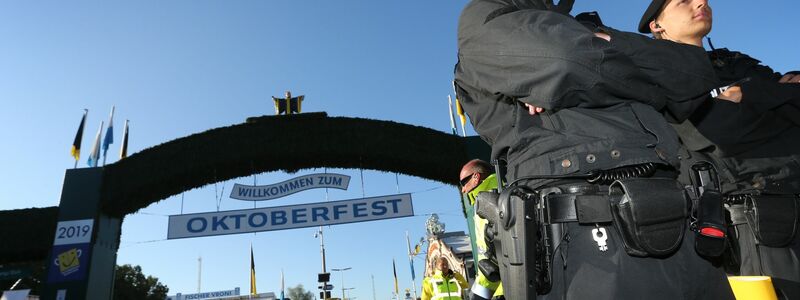 An den Eingängen zur Wiesn wird stichprobenartig kontriolliert. (Archivbild) - Foto: Karl-Josef Hildenbrand/dpa