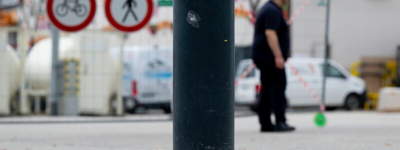 Versenkbare Poller sollen verhindern, dass Fahrzeuge auf das Gelände rasen. (Archivbild)    - Foto: Sven Hoppe/dpa