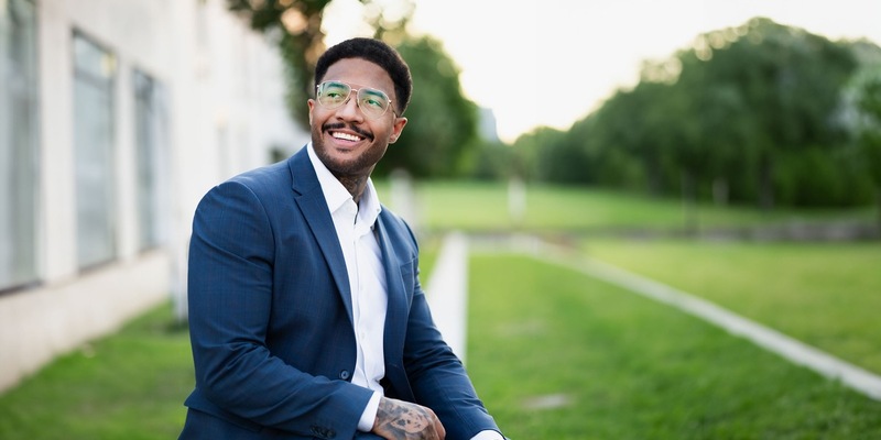 Von der Werkbank zur Werbekampagne: Wie Kevin Fiawoo als ehemaliger Zerspanungsmechaniker zum führenden Vertriebs- und Marketing-Dirigenten der Finanzwelt aufstieg - Foto: presseportal.de