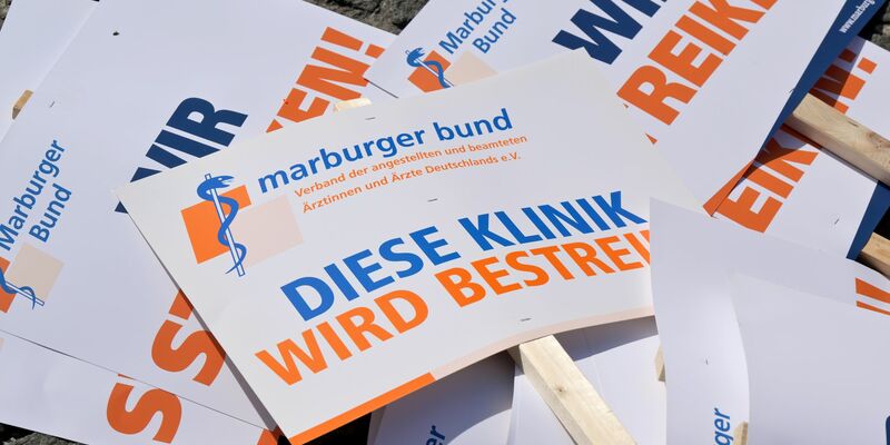 60.000 Ärzte sind aufgerufen, am Montag einen Tag lang die Arbeit niederzulegen. (Archivbild)  - Foto: Peter Kneffel/dpa