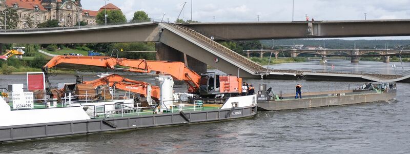 Der Oberbürgermeister berief auch angesichts des am Wochenende drohenden Elbe-Hochwassers den Stab für außergewöhnliche Ereignisse ein. - Foto: Sebastian Willnow/dpa