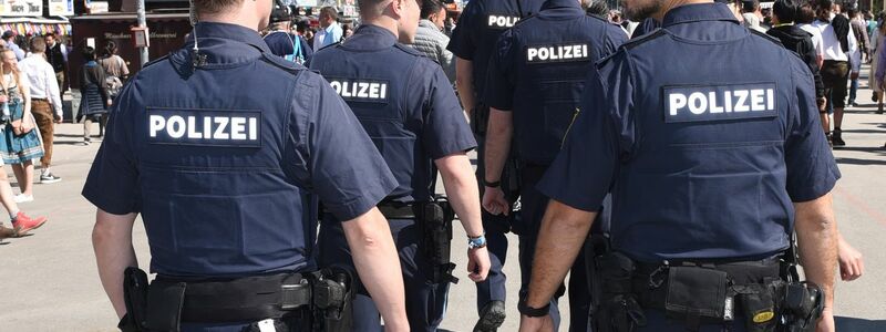 Hunderte Polizeibeamte sichern das Volksfest. (Archivbild) - Foto: Ursula Düren/dpa