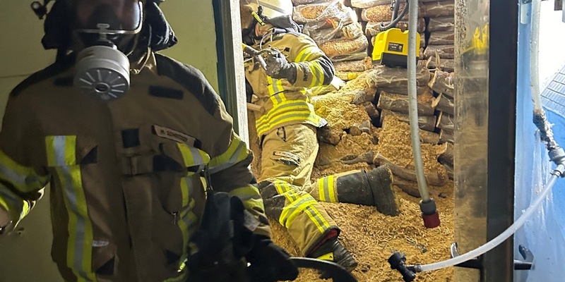 FW Bremerhaven: Feuer in einem Pelletlager - Foto: presseportal.de