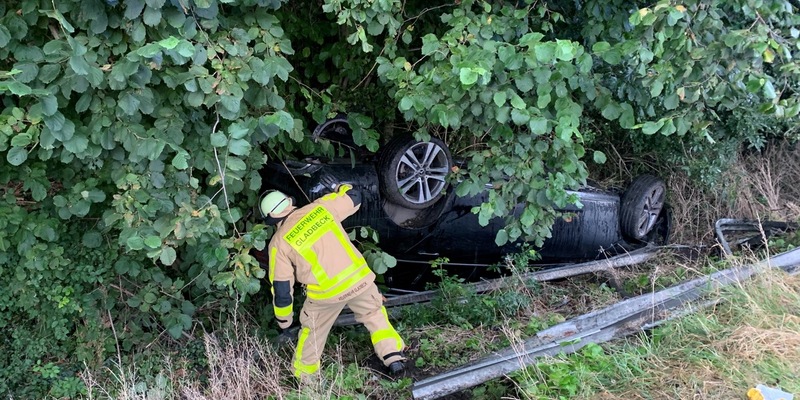 FW-GLA: Verkehrsunfall auf der Autobahn: Fahrzeug landet im Graben - Foto: presseportal.de