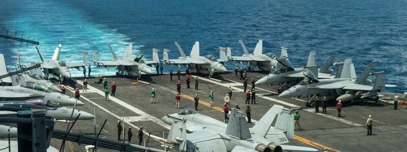 Die USA ziehen den Flugzeugträger «USS Theodore Roosevelt» aus dem Roten Meer ab. (Archivbild)  - Foto: Seaman Ryan Holloway/U.S. Navy/dpa