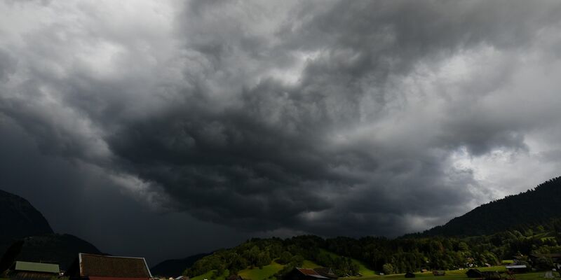 Wintereinbruch, Dauerregen - und Sorge vor Hochwasser - Foto: Angelika Warmuth/dpa