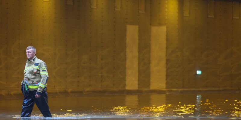 Ein polnischer Feuerwehrmann watet durch Wasser. In Polen wird wegen anhaltenden Regens in den kommenden Tagen mit Überschwemmungen gerechnet. (Archivbild) - Foto: Leszek Szymanski/PAP/dpa