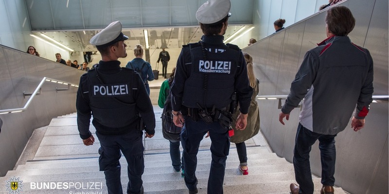 Bundespolizeidirektion München: Betrunkene stürzen Treppe hinunter / 81-Jährige schwer verletzt - Foto: presseportal.de