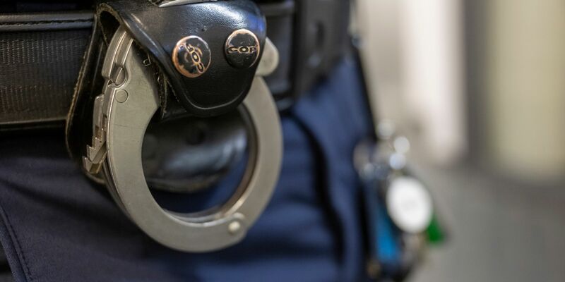 Die alarmierten Bundespolizisten warteten auf die Frau und brachten sie in eine Klinik. (Symbolbild) - Foto: Peter Kneffel/dpa