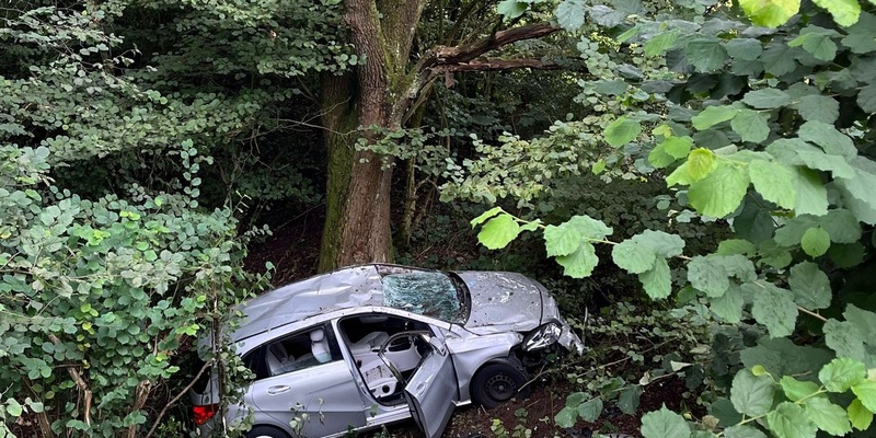 POL-EN: Ennepetal: Mercedes rutscht Böschung herunter- Beifahrer leicht verletzt. - Foto: presseportal.de
