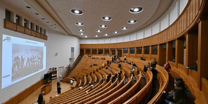 An den deutschen Hochschulen arbeiteten Ende 2023 etwas mehr Menschen als noch im Vorjahr. (Symbolbild) - Foto: Martin Schutt/dpa