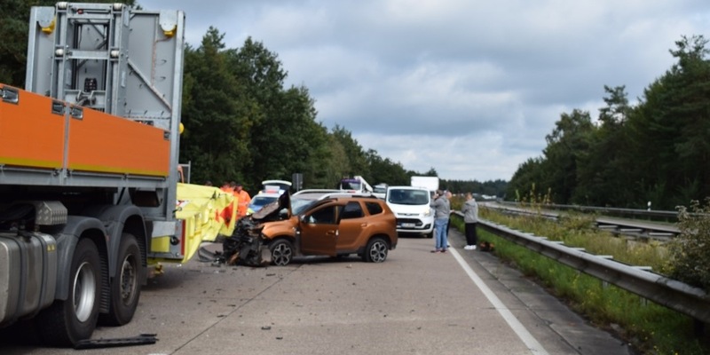 POL-DEL: Autobahnpolizei Ahlhorn: Pkw fährt auf der Autobahn 29 auf einen Sicherungsanhänger vor einer Arbeitsstelle auf (Gem. Großenkneten) +++ Fahrer leicht verletzt +++ Hoher Sachschaden - Foto: presseportal.de